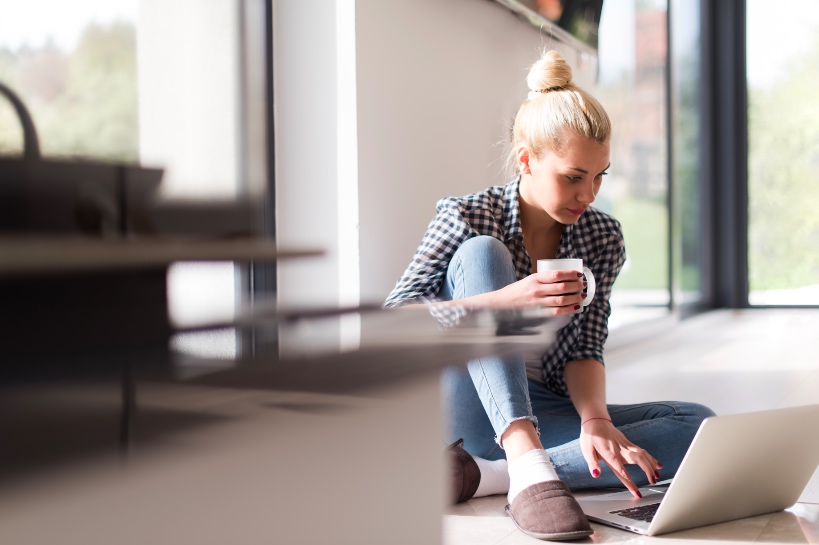 vrouw bekijkt profielen op datingsite