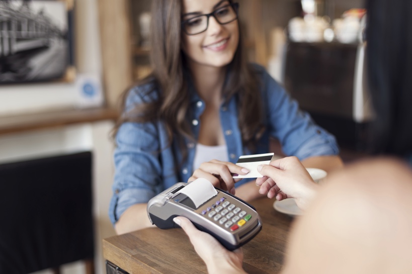 vrouw betaalt rekening op eerste date