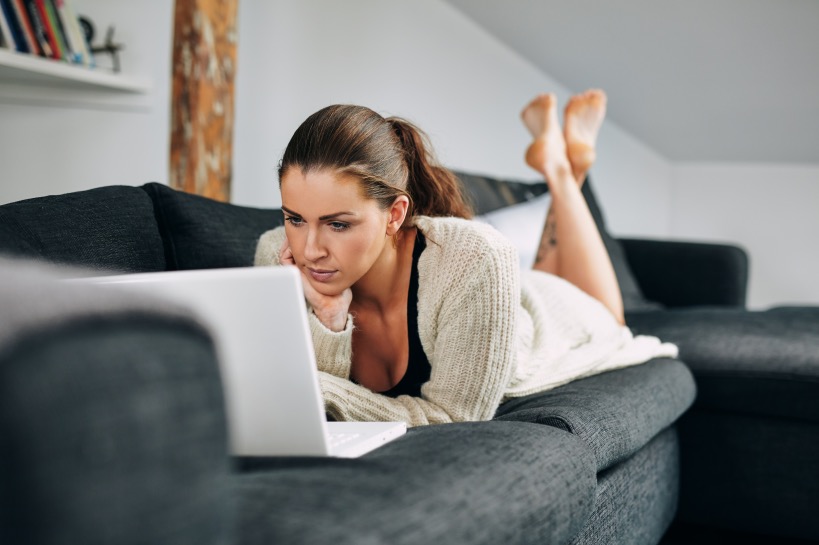 vrouw denkt na over afwijzingen van dates