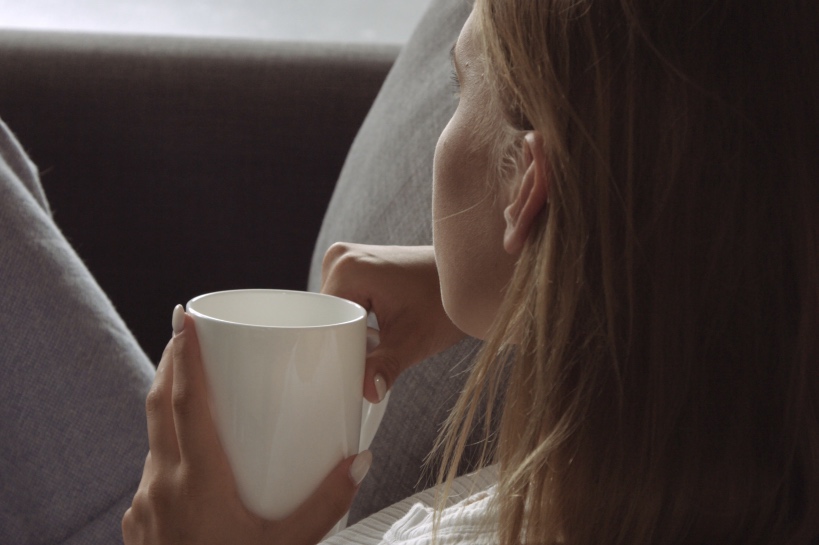 vrouw denkt na over afwijzingen