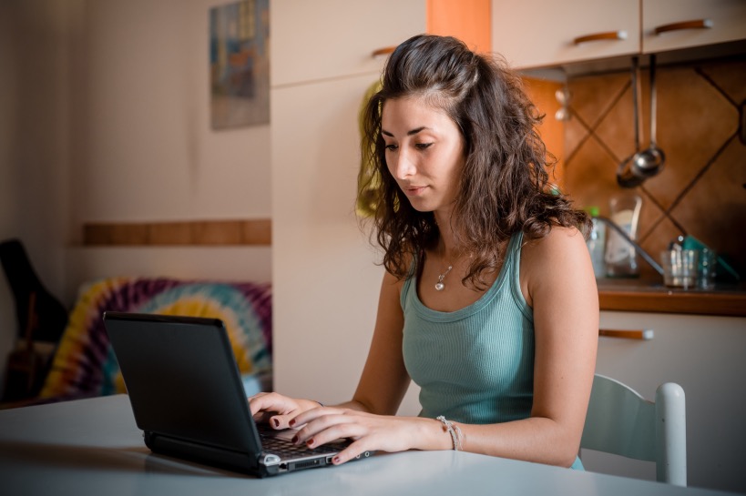 vrouw denkt na over tekst in mannenprofiel