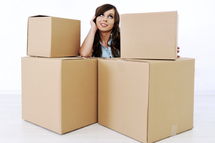 vrouw denkt outside the box