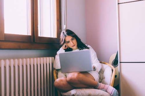 vrouw droomt van het vinden van een partner