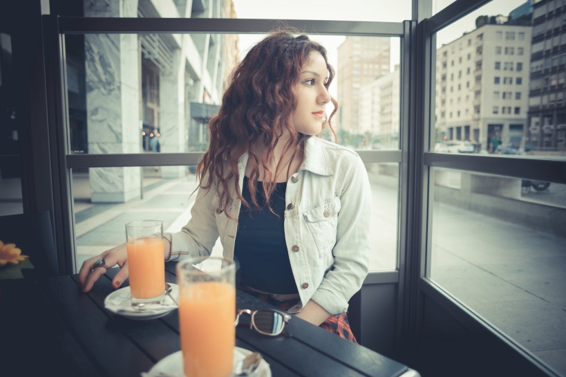 vrouw ergert zich aan onbeschofte date