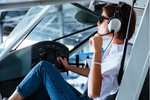 vrouw gaat van automatische piloot af en neemt zelf de controle weer over