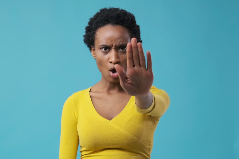 vrouw geeft stopteken en bewaakt haar grenzen