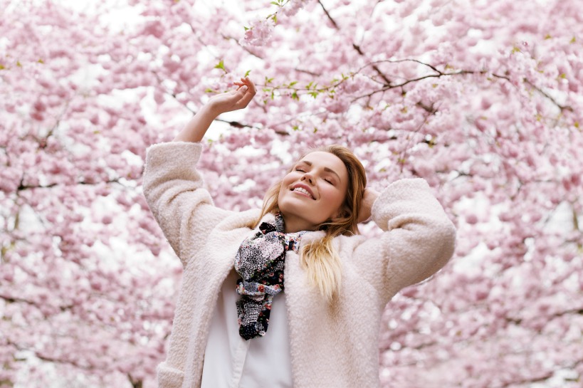 vrouw geniet van lenteweer