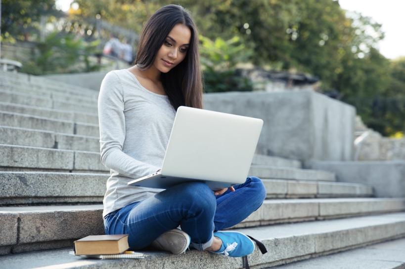 vrouw geniet van online daten