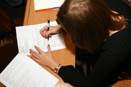 vrouw in collegebank om aan te geven dat het steeds normaler is als vrouwen hoger opgeleid zijn dan mannen
