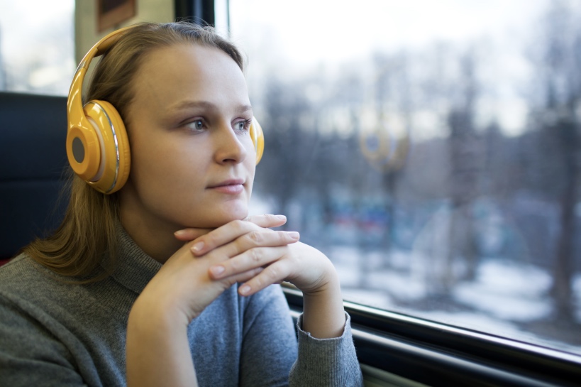 vrouw in trein onderweg naar date