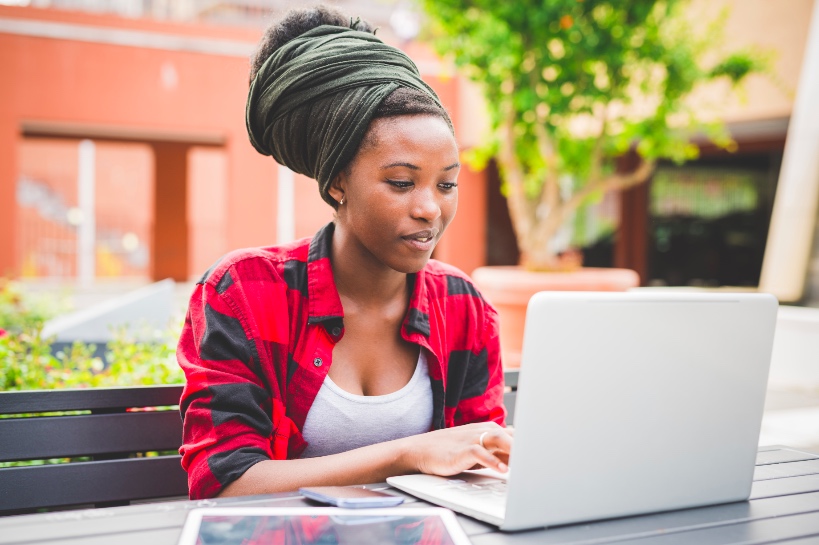 vrouw is actief op zoek naar partner op datingsite