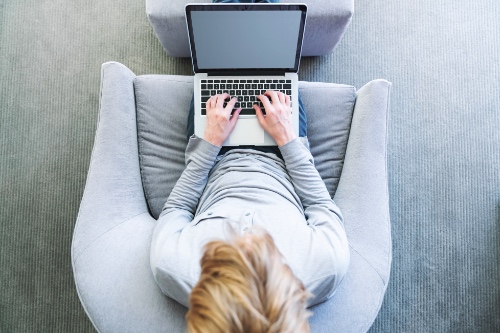 vrouw is bezig met eerste berichtje schrijven op laptop