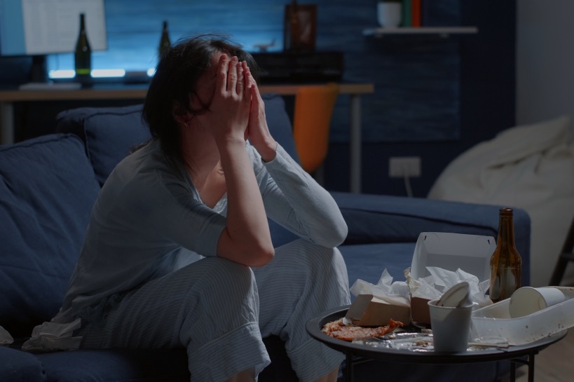 vrouw is verdrietig omdat online daten niet wil lukken