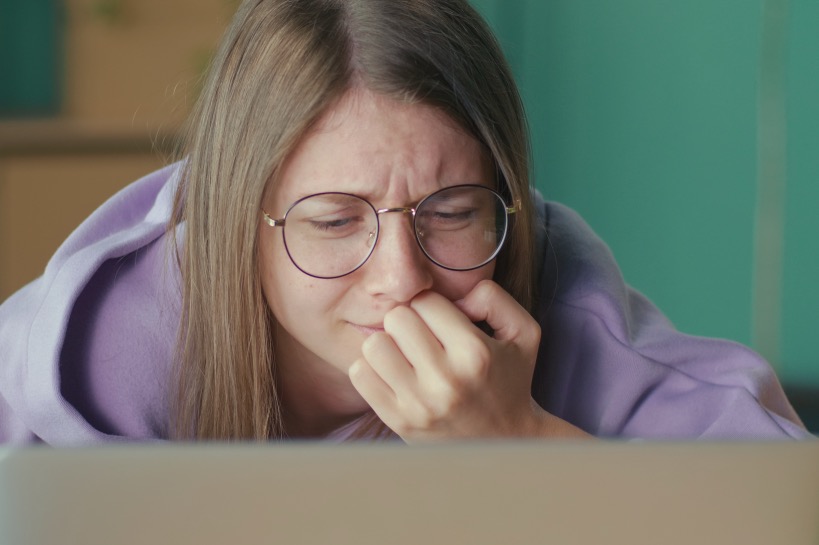 vrouw is verdrietig omdat ze geghost is