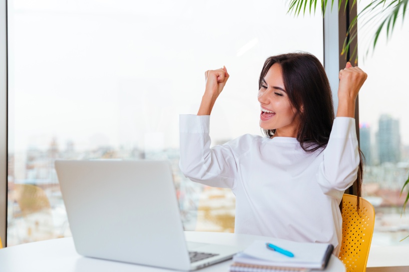 vrouw juicht omdat ze haar nieuwe partner heeft gevonden op datingsite