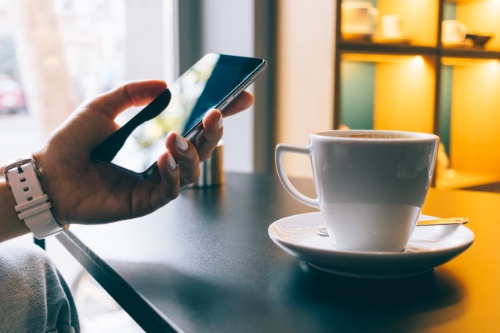 vrouw kijkt op telefoon om te zien hoe lang ze de date nog vol moet houden