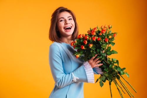 vrouw krijgt bos rozen op eerste date
