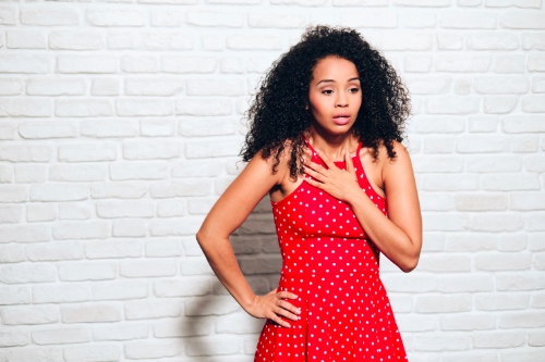 vrouw krijgt het benauwd van alle vragen over haar liefdesleven