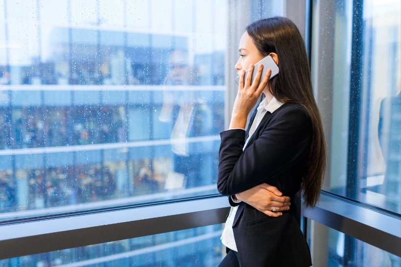 vrouw krijgt onverwacht telefoontje van date op het werk