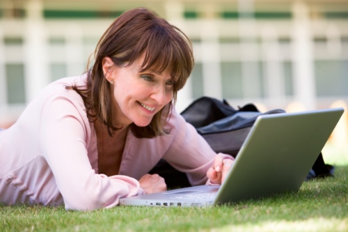 vrouw lacht om haar eigen grapje in een interessemailtje