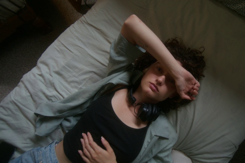 vrouw ligt met liefdesverdriet op bed