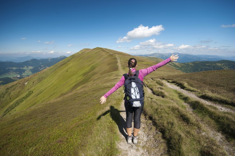 vrouw maakt bergwandeling tijdens vakantie