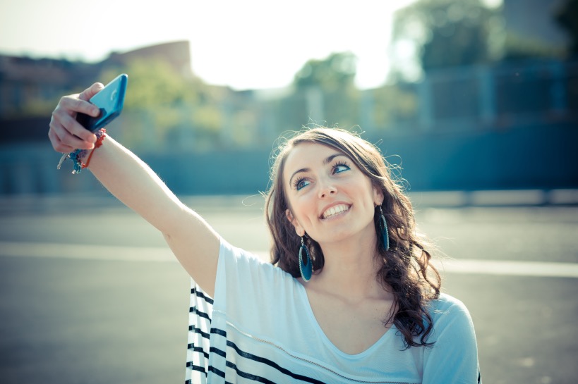 vrouw maakt nieuwe foto voor bij haar datingprofiel