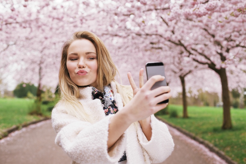 vrouw maakt selfie voor bij datingprofiel