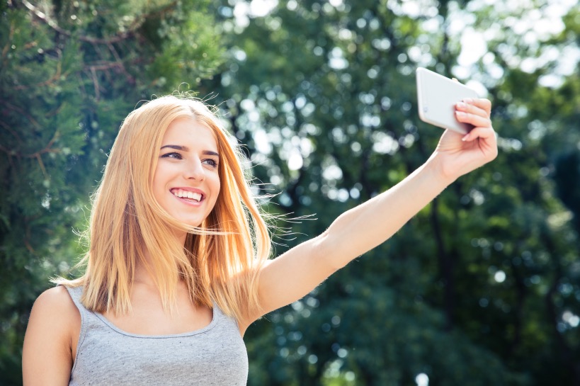 vrouw maakt selfie voor dateprofiel