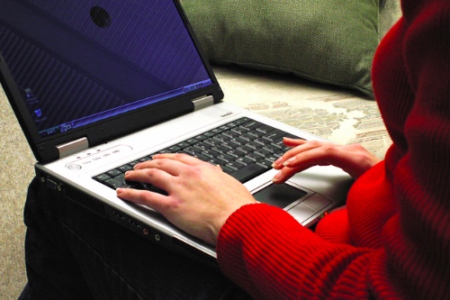 vrouw met laptop om aan te geven dat je zelf ook berichtjes moet sturen