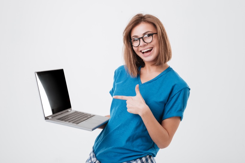 vrouw met laptop tips voor datingprofiel