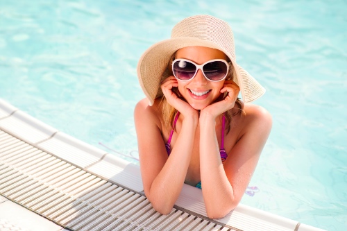 vrouw met zonnebril en grote hoed waardoor je haar gezicht bijna niet ziet