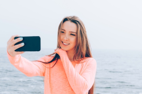 vrouw neemt selfie voor bij haar datingprofiel