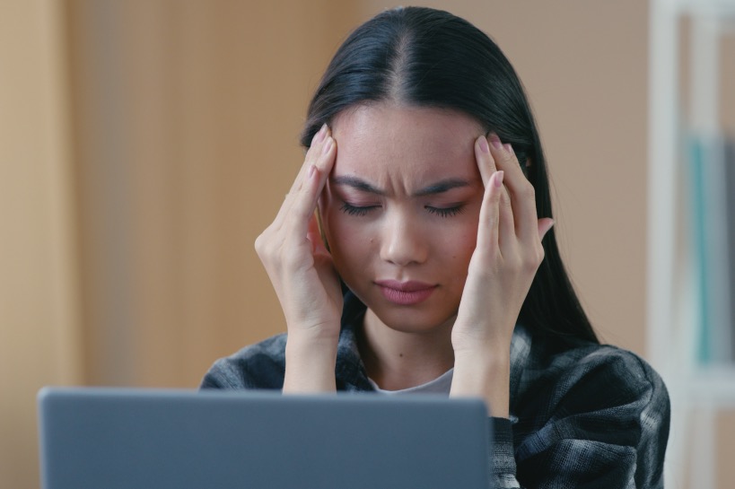 vrouw raakt gefrustreerd door smoesjes mannen