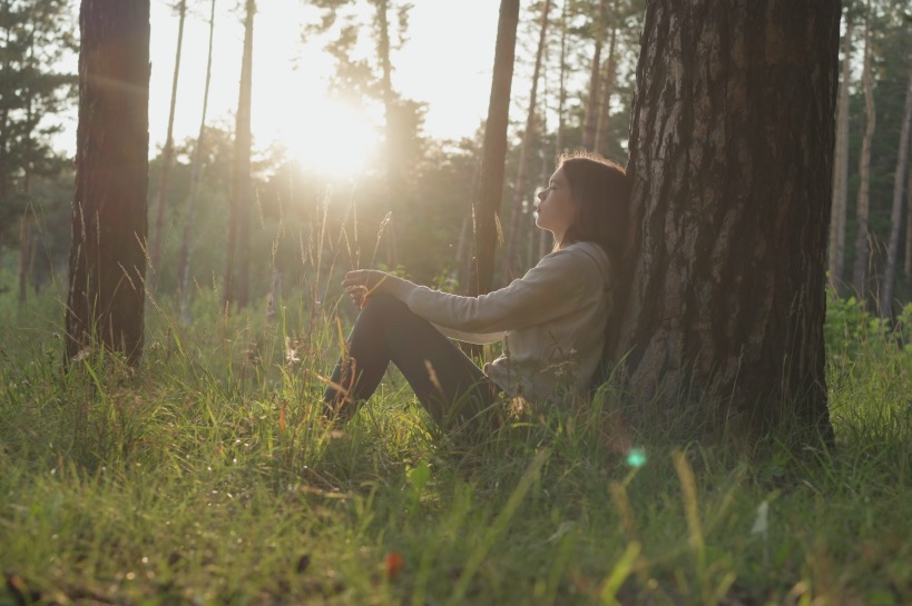 vrouw reflecteert op verbroken relaties
