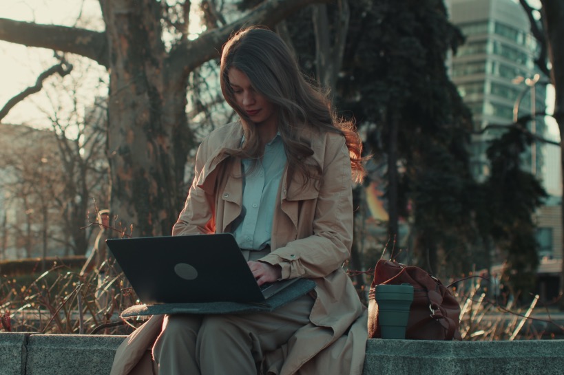 vrouw schrijft haar date ervaringen op