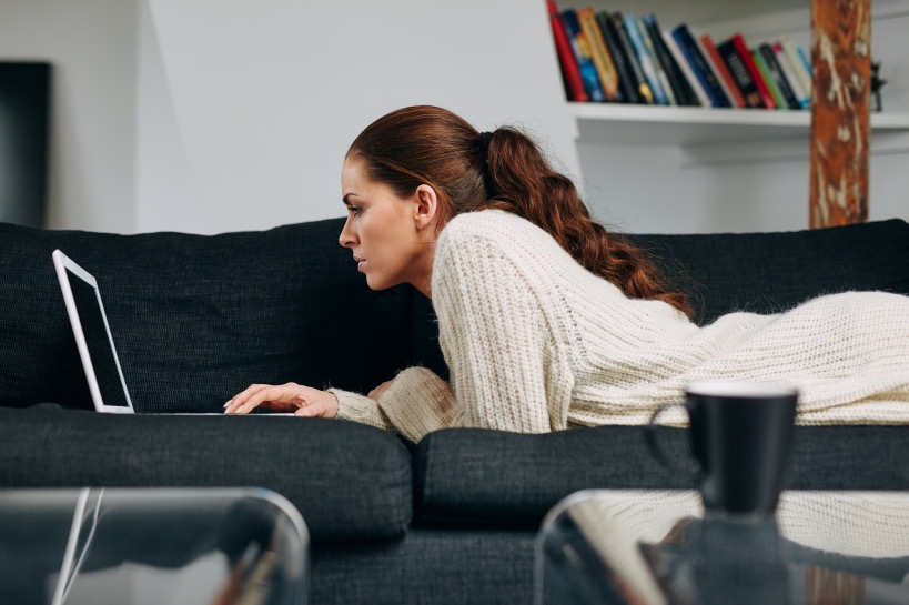 vrouw twijfelt over afwijzing mogelijke match