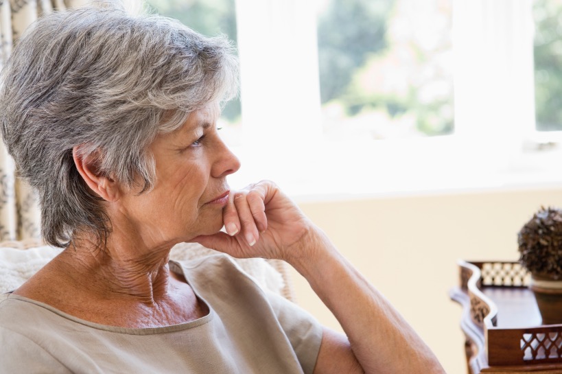 vrouw twijfelt over date met jongere man