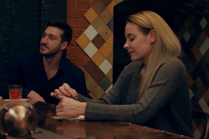 vrouw voelt zich ongemakkelijk tijdens date