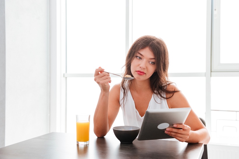 vrouw wacht wanhopig tot ze een reactie op haar contactverzoek krijgt