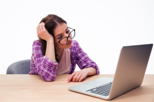 vrouw weet niet waar ze moet beginnen met haar profieltekst