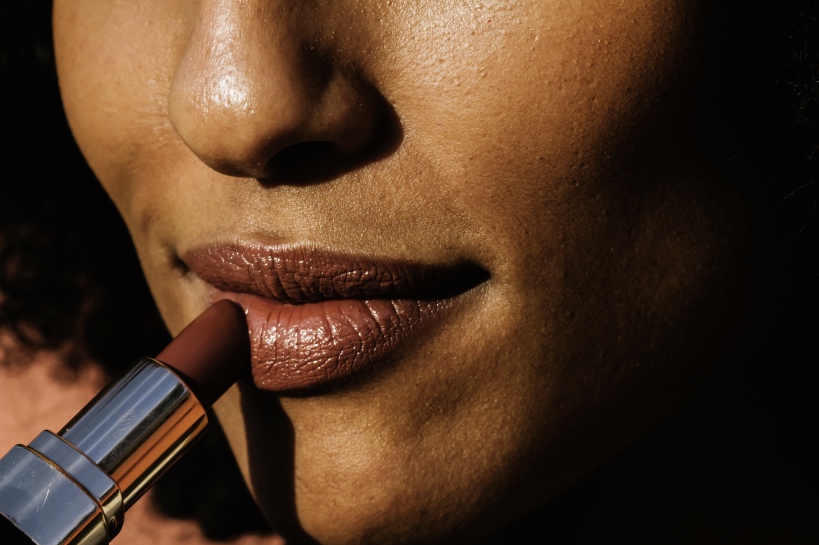 vrouw werkt lipstick bij om indruk te maken