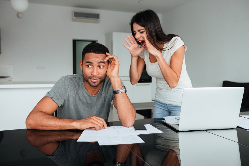 vrouw zeurt continu aan het hoofd van partner en hij baalt van haar claimgedrag