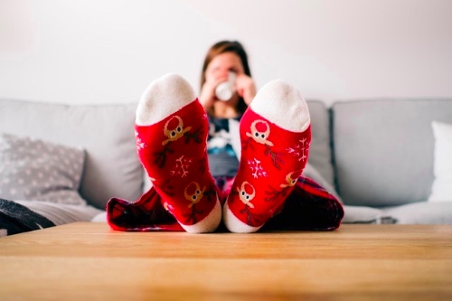 vrouw zit alleen op de bank tijdens kerst