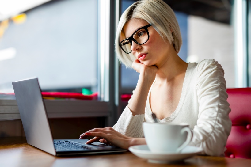 vrouw zoekt naar fatsoenlijke mannen op een datingsite