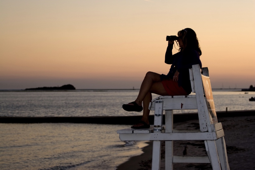 vrouw zoekt naar ideale man op datingsite